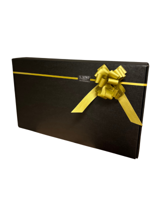 Zwarte doos + gouden strik...